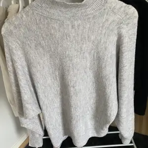 Hej!  Säljer denna gråa stickade tröja ifrån Hm. Tröjan är i bra skick och är supersjuk och mysig att ha på sig. Perfekt att ha nu på vintern och dra över. 💗Storlek XS