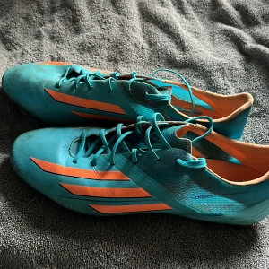 Fotbollsskor  - Använda litegrann bara, bra skick! Väldigt rare sko.