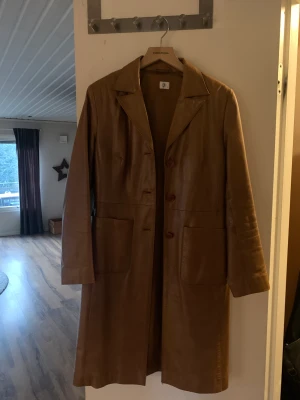Boomerang skinnkappa  - Skinnkappa vintage sent 90tal från Boomerang. Cognacfärgad stl M. Fint skick!