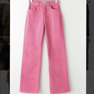 Rosa jeans från Gina! Storlek 36! 💕 oanvända, prislapp kvar!! Köp med plick 🤍 köptes för 500kr! Säljer pga dom är försmå 💕