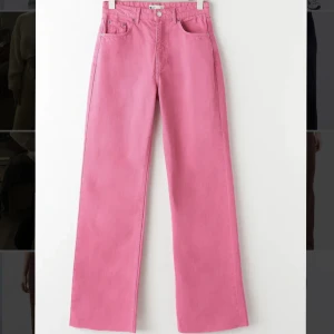 Rosa jeans 💕 - Rosa jeans från Gina! Storlek 36! 💕 oanvända, prislapp kvar!! Köp med plick 🤍 köptes för 500kr! Säljer pga dom är försmå 💕