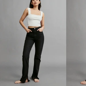Jeans med slits  - Snygga jeans med slits ner till. Använda en gång, som nya. Storlek 38