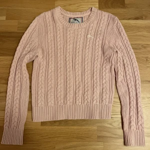 Snygg stickad tröja - Snygg rosa stickad tröja från Albatross! Använd en del men fortfarande i bra skick, storlek S!