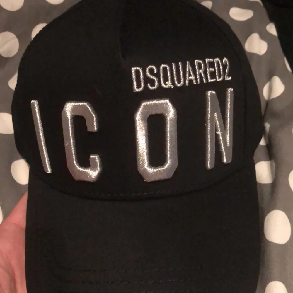 Helt ny silvrig dsquared2 icon keps aldrig använd nypris på ungefär 1500kr. Övrigt.