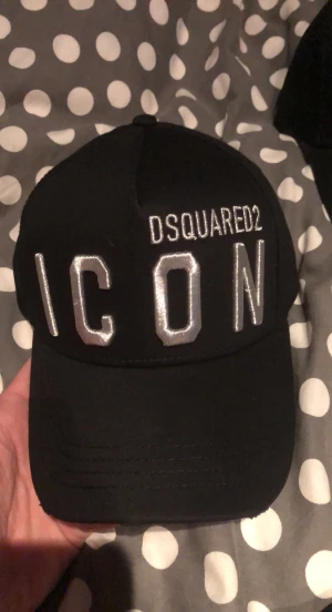 Dsquared keps - Helt ny silvrig dsquared2 icon keps aldrig använd nypris på ungefär 1500kr