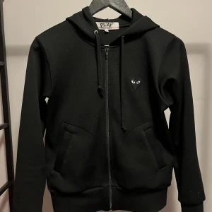 CDG HOODIE - den är i nyskick, känn er fria att komma med prisförslag 