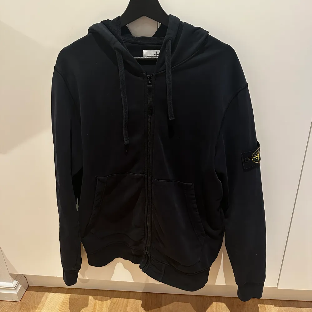 Tja, säljer min stone island hoodie då den inte kommer till användning längre. Den är i bra skick och köpt för 3000kr på farfetch. Den är i storlek XL men passar L. Den är mörkblå men nästan svart. Hoodies.