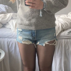 shorts  - fina lågmidjade shorts från zara men köpta på secondhand, använda 2 gånger och fint skick. säljer då dom inte passar mig längre🙌 mid rise skulle jag säga!