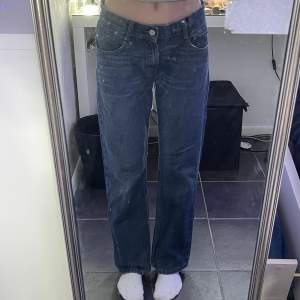 Säljer mina superfina Levis Jeans som är i storlek 28/28✨ Jag är 160cm lång! 💕Kontakta mig om frågor eller bilder! 🥰🥰