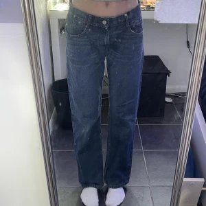 Levis Jeans - Säljer mina superfina Levis Jeans som är i storlek 28/28✨ Jag är 160cm lång! 💕Kontakta mig om frågor eller bilder! 🥰🥰