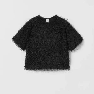 T-shirt med fransar - Intressekoll på denna superfina topp från Zara❤️ Säljer bara för bra pris. Köpte för en månad sedan och är använd en gång🥰 Helt slutsåld på både nätet och i butik. Storlek 152 men är ganska stor i storlen😍 Kom privat för egna bilder eller funderingar💞