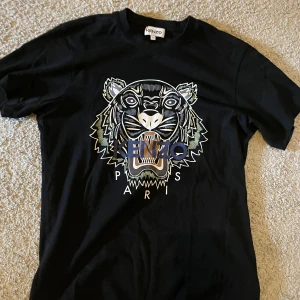 Kenzo t-shirt - Säljer min kenzo t-shirt som aldrig kom till användning. Strl S Condition 10/10 finns inget slitage eller liknande. Priset kan diskuteras