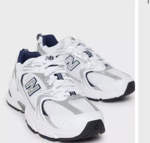 New balance 530 - Helt nya New Balance 530, använd få tal gånger. Säljer pågrund av fel storlek och kunde inte skicka tillbaka dom. Om någon har storlek 37 hade jag kunnat byta  men annars säljer jag dom!!
