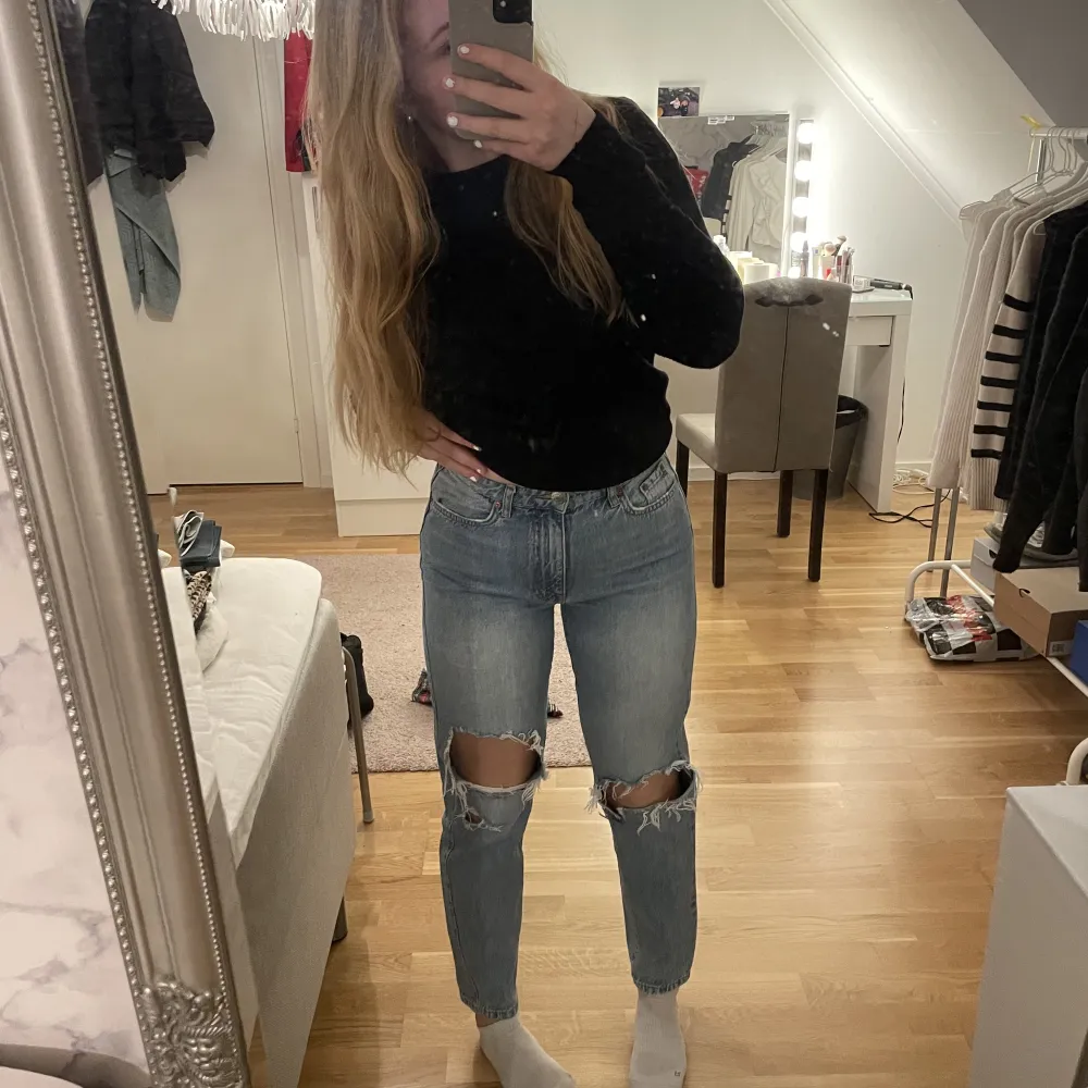 Säljer dessa fina jeans från Gina Tricot som inte kommer till användning längre. Använda men ändå väldigt fint skick🫶🏼Jag är 162. Hör av er vid intresse🫶🏼Frskt tillkommer.. Farkut & Housut.