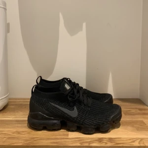Nike Vapormax Flyknit - Säljer mina Nike Vapormax Flyknit i storlek 43 då de är för små för mig. Kan mötas upp i Göteborg eller frakta!