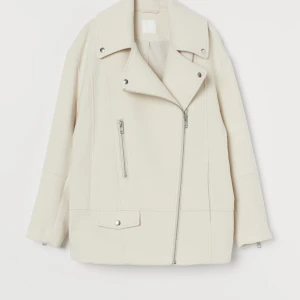 Beige jacka  - Super fin jacka till hösten / våren från HM. Slutsåld i alla storlekar.  Använd men i fint skick.  Ord pris: 500kr  Finns i Malmö & kan skickas mot fraktkostnad 