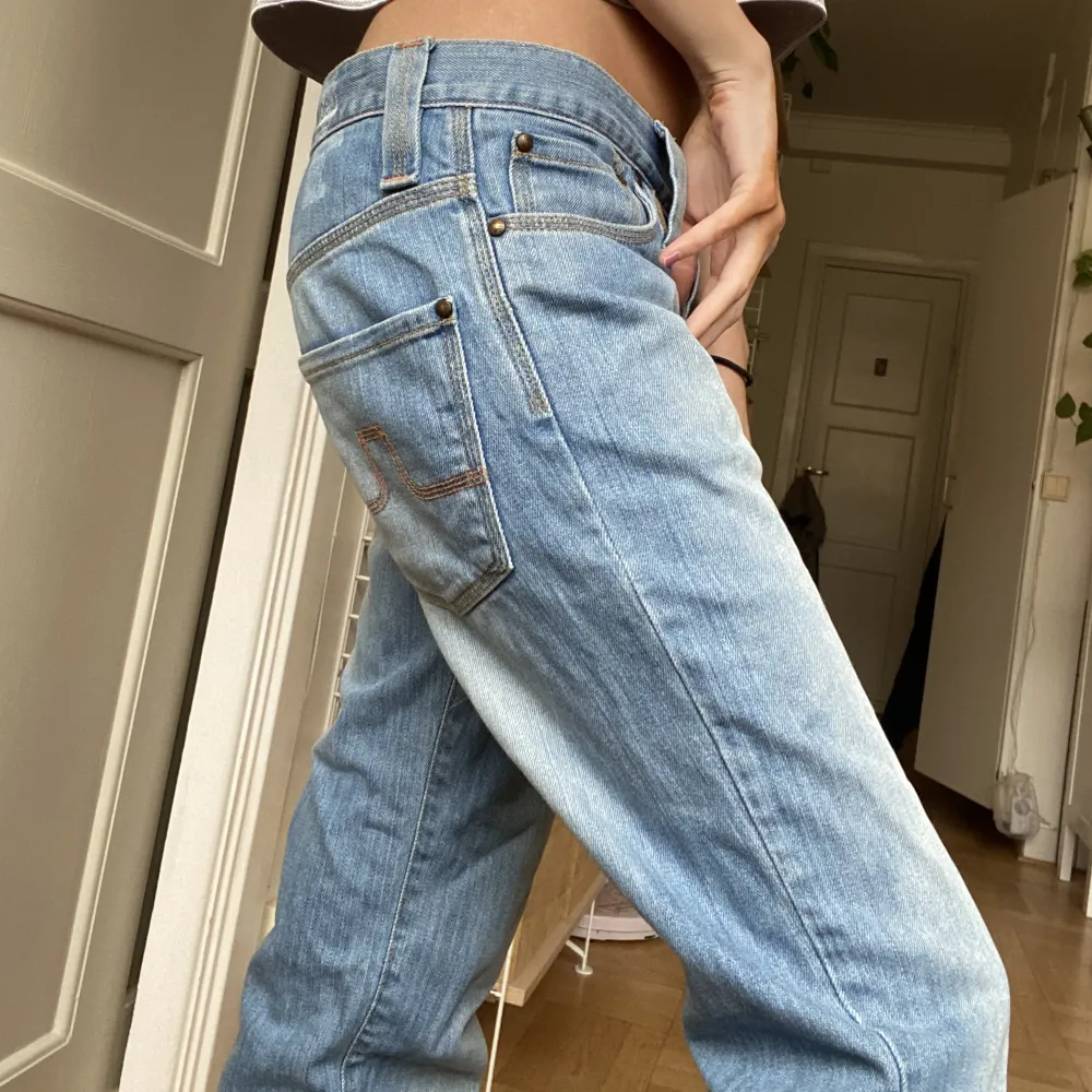 Jättesnygga lågmidjade jeans som sitter skittsnyggt, är inte bootcut men går över skor tex uggs, jag är 1,68 som referens. Jeans & Byxor.