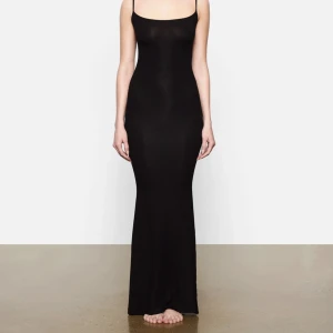 Skims klänning - Helt ny oanvänd klänning från Skims med lappar kvar. Så skönt material och sitter så snyggt! 