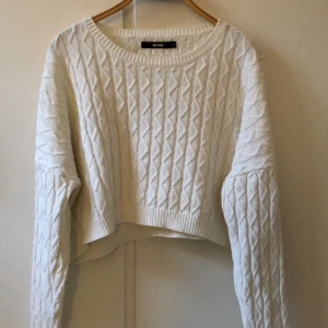 Vit stickad tröja  - Vit stickad tröja använd cirka 2-3 gånger och i bra skick!