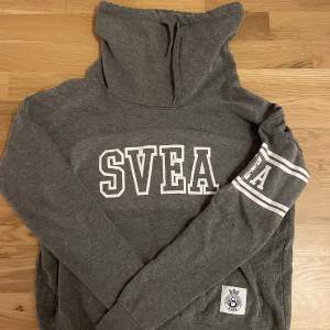 Superfin grå Svea hoodie med hög krage! Använd en del men fortfarande i bra skick, storlek S!