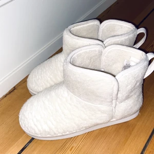 Vita skor - Varma boots i ett mjukt, fluffigt material. Använda ett fåtal gånger