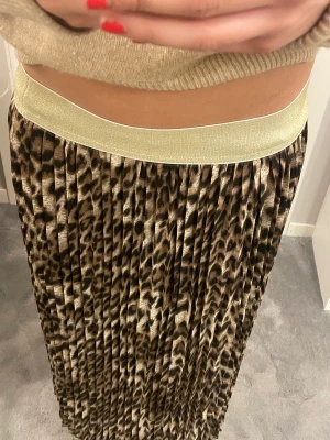 Lång kjol - Super snygg lågmidjad långkjol som är så najs till sommaren, typ aldrig använd❤️med guldiga detaljer där uppe vid kanten, passar mig som är S men funkar även som en m/L