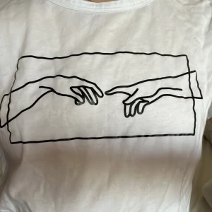 snygg vit tröja  - basic vit tröja med tryck 💡🤞🏼  ljuset gör att den ser mer ljusrosa ut men den är offwhite.   som ny!