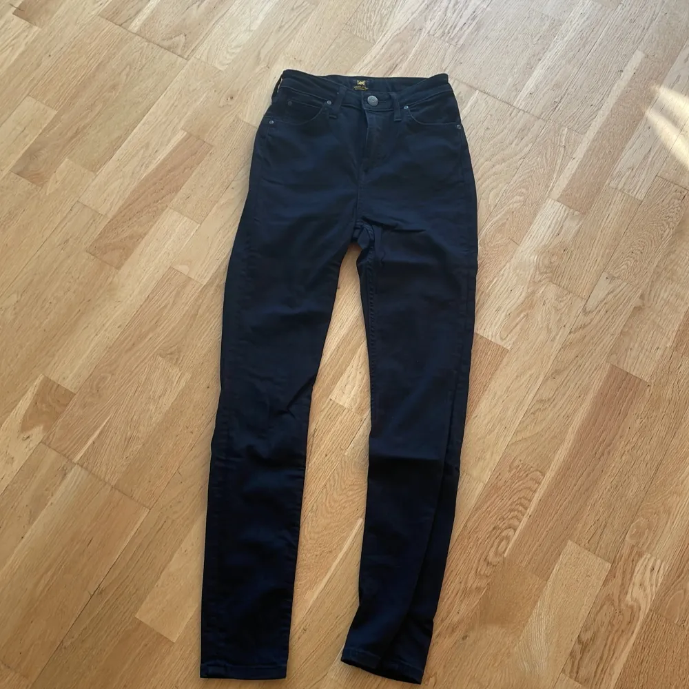 Jag säljer mina svarta skinny Lee jeans. Jeansen är i storlek W26 L31. Nypris 999kr. . Jeans & Byxor.