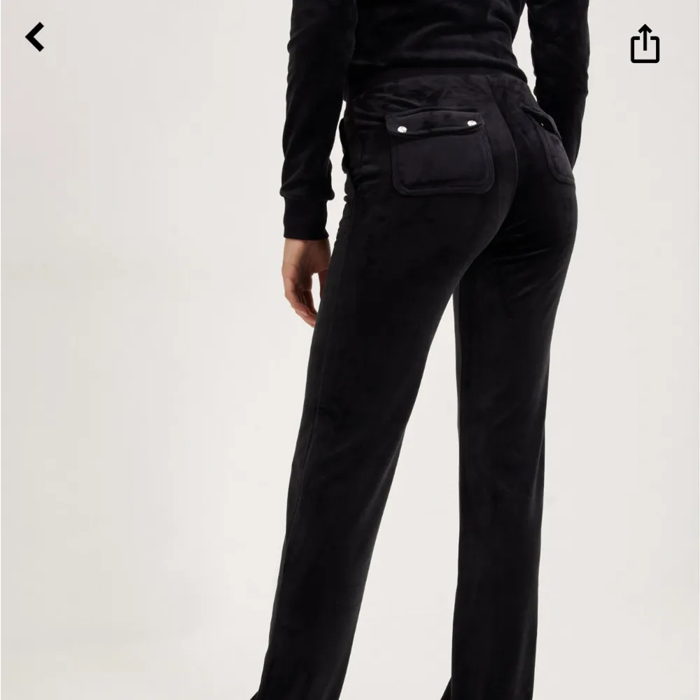 Svarta juicy med fickor baktill. Säljer pga att jag inte använder dom så mycket längre. Köparen står för frakten ❤️. Jeans & Byxor.