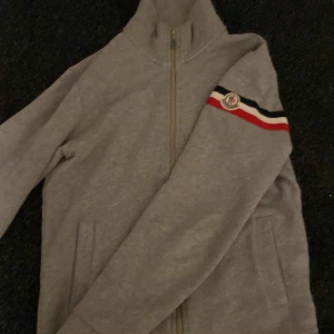 Moncler Tröja - Tja, säljer Min moncler tröja då den börjar bli för liten.  Skick: 9/10  Skriv gärna för mer bilder och info! Äkta