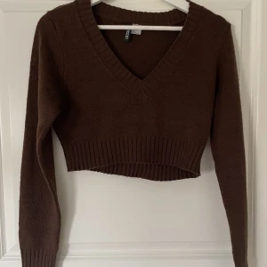 Stickad tröja - Croppad och v-ringad. Nyskick. Köpare står för frakt💞