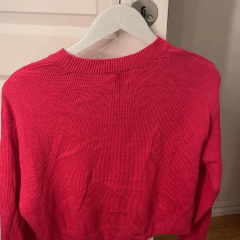 Säljer denna rosa tröja då den inte kommer till användning längre köptes i H&M för 149kr säljs för 40kr+ frakt storlek Xs ❤️. Stickat.
