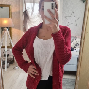 Kofta röd - Röd kofta med krage