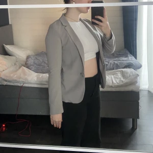 Kavaj - Hej! Säljer denna kavaj från hm då den blivit för liten på mig. En fin grå färg som går lite åt det lila hållet. Bra skick. Tveka inte på att höra av dig vid funderingar!☺️