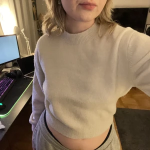 Tröja - Supermysig och mjuk beige tröja från Other Stories i nyskick! 🤍🤎