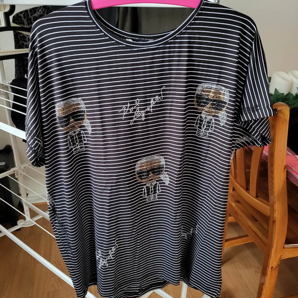 T-shirt: mörk, storlek M/L, lappar kvar, pris 150kr. Beige/rosa blus, storlek L, pris 80kr. Svart jumpsuit, storlek S, (pernilla whalgren), lappar kvar, pris 250kr.. Toppar.