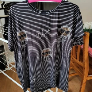Säljtråd - T-shirt: mörk, storlek M/L, lappar kvar, pris 150kr. Beige/rosa blus, storlek L, pris 80kr. Svart jumpsuit, storlek S, (pernilla whalgren), lappar kvar, pris 250kr.