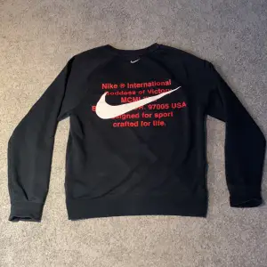 Nike sweatshirt i fint skick. Inte så använd. Köpt på Nike outlet Barkarby. Köper står för frakt. Skicka meddelande om du har frågor eller funderingar.