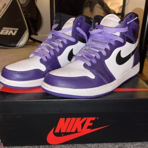 Jordan 1 High Court Purpel - Hej! Jag säljer nu mina Jordan 1 High Court Purpel för att jag inte använder dem längre. Skorna är använda 2 gånger och är i bra kvalitet. Skorna är köpta på ettresex för 4000kr men kommer sälja dem för strax under 3000kr. Priset är diskuterbart.