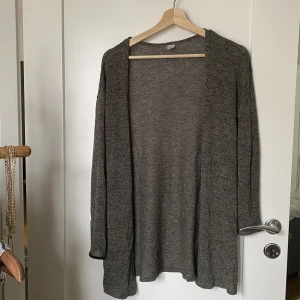 Cardigan - Mörkgrön Cardigan från h&m. Använd ett par gånger, men utan defekter. 