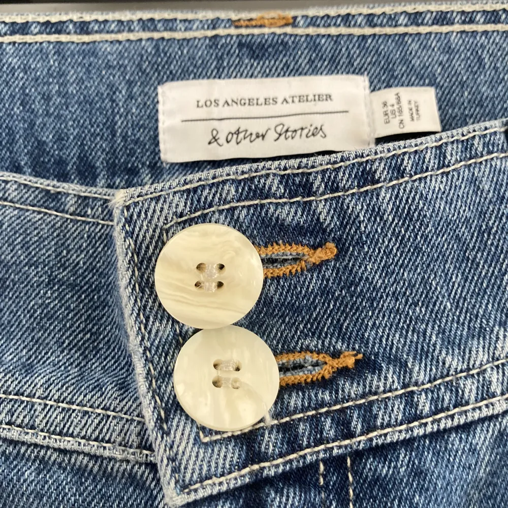 Mörkblå raka/vida jeans med stora fickor i cargo-stil. Väldigt fin dubbelknäppning med snygga knappar. Säljes då de är för korta för mig.. Jeans & Byxor.
