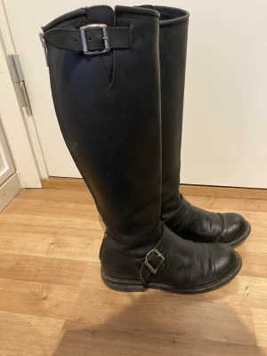 Primeboots  - Välomhändertagna primeboots. Storlek 37.  Material: läder