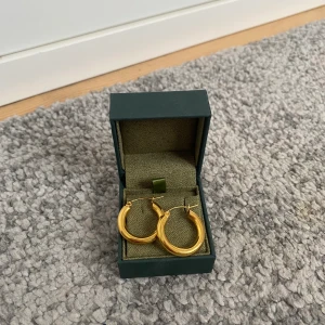 Guld örhänge! - Fina ringar i guldfärg. Köpta från Åhléns!