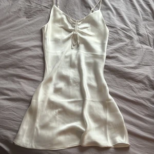 Klänning - Vit satinklänning i strl S, använd enstaka gånger bara 💓