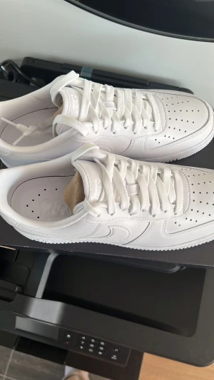 Nike air force 1 - Helt nya Nike air force 1. Säljer för att dom var för stora. Jättebra skick och du står för frakt