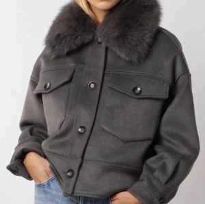 Meotine Charlie Wool grey jacka - Säljer min nya meotine jacka i färgen grey då den inte är min stil. Inga skador eller slitningar. Köpt i början av februari. Skriv privat för fler bilder, fast pris!