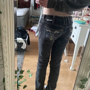 Jeans - Skit snygga ”jeans”/ Manchesterbyxor! As coola fickor!! Storlek 24 motsvarar typ 32❤️