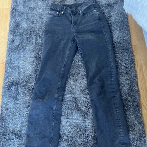 Lågmidjade jeans från weekday - Ett par super fina lågmidjade Twig jeans från weekday, i storlek 26/32💘 köpte ganska nyss men det är tyvärr för korta i benen för mig💕 de är i jättefint skick💕