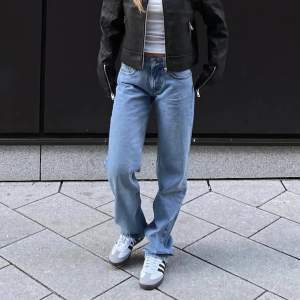 Säljer dessa snygga jeans från Nelly. Jeansen på andra bilden är den färgen jag säljer🥰 (bilderna är lånade)