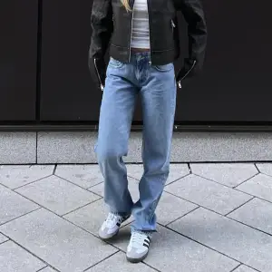 Säljer dessa snygga jeans från Nelly. Jeansen på andra bilden är den färgen jag säljer🥰 (bilderna är lånade)